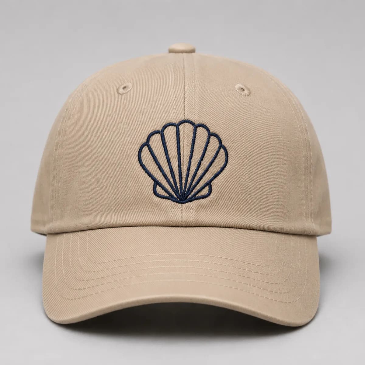 Casquette dad cap beige avec coquillage brodé bleu marine